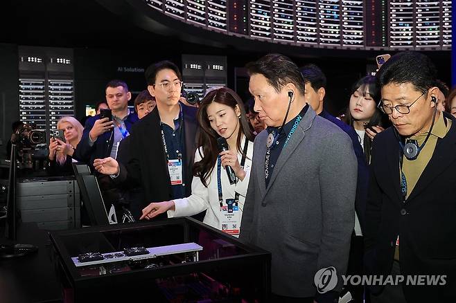 CES SK 전시관 찾은 최태원 회장 (라스베이거스=연합뉴스) 신현우 기자 = 최태원 SK그룹 회장이 8일 오전(현지시간) CES 2025가 열리고 있는 미국 네바다주 라스베이거스 컨벤션센터 센트럴홀 SK 전시관을 방문하고 있다. 2025.1.9 nowwego@yna.co.kr