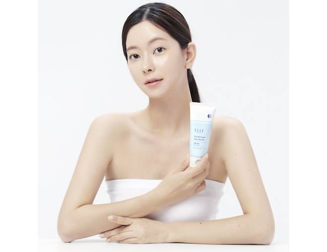 쿠팡 엘르 파리스 프로바이오티크 화장품 모델이 제품을 들고 있다. /사진=쿠팡 홈페이지 캡처