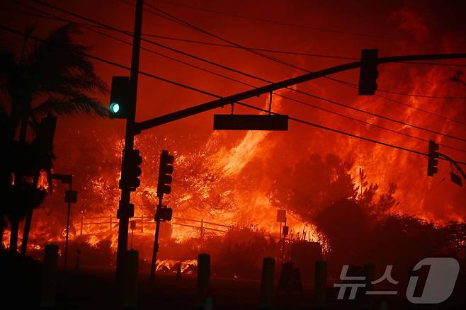 7일 (현지시간) 산불이 발생한 캘리포니아주 로스앤젤레스 인근의 퍼시픽팰리세이즈에 있는 태평양 연안 고속도로가 불길에 휩싸였다. ⓒ AFP=뉴스1 ⓒ News1 우동명 기자