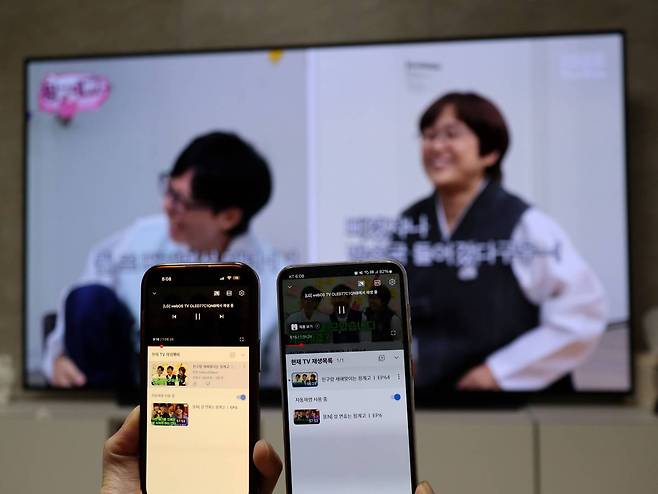 와이파이로 여러 명이 스마트폰 유튜브 앱과 TV를 연결한 모습 / 출처=IT동아