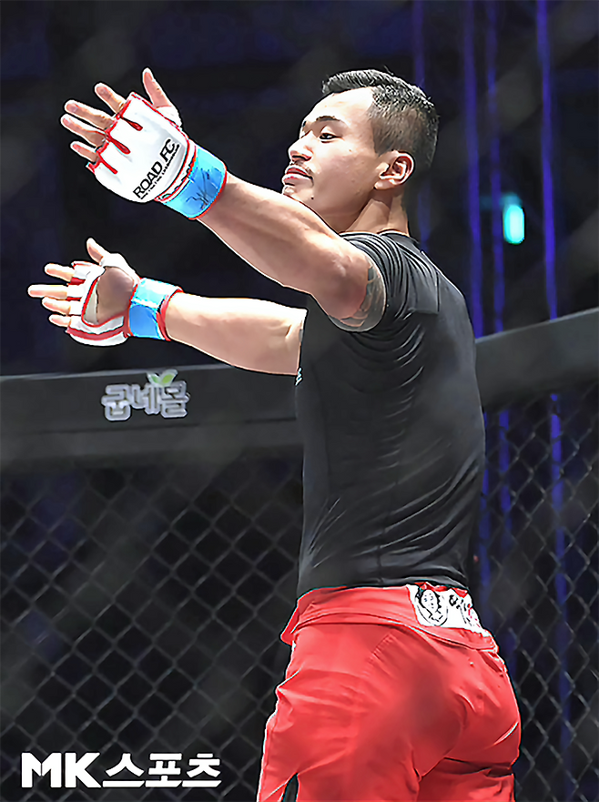 황인수가 2019년 11월 로드FC 56에서 1라운드 펀치 KO승을 거둔 후 별일 아니라는 제스처를 취하고 있다. 사진=김영구 기자