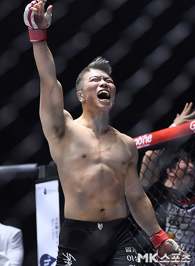 임동환이 로드FC 미들급 잠정 챔피언 등극 후 기뻐하고 있다. 사진=천정환 기자