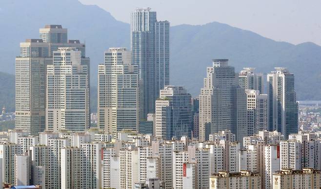 지난해 부동산 증여건수가 전년대비 급감한 것으로 조사됐다. 사진은 서울 강남일대 아파트 밀집 지역. /사진=뉴시스