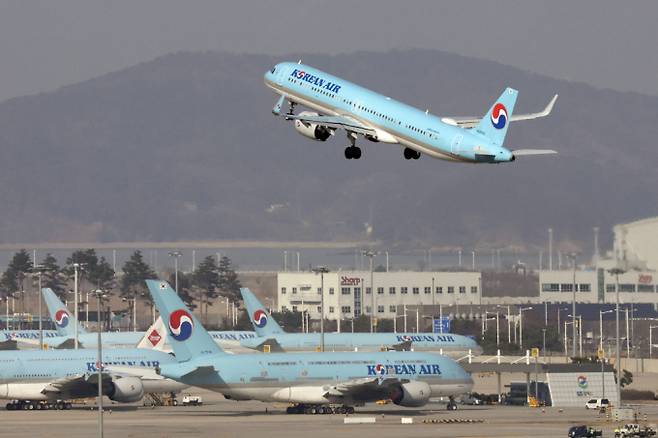 일본 가고시마로 향하는 대한항공 여객기가 승객들이 맡긴 짐을 46개를 싣지 않고 운항하는 일이 발생했다. 사진은 인천국제공항 전망대에서 바라본 공항 계류장 내 대한항공 모습. /사진=뉴시스