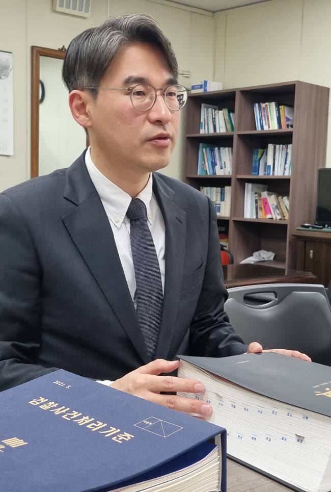 국내 유일 환경범죄 중점 검찰청인 의정부지방검찰청의 조철 환경범죄조사부장이 지난해 12월 12일 경기 의정부시 녹양로 의정부지검 사무실에서 국내 환경범죄 실태와 수사 애로사항 등에 대해 설명하고 있다.