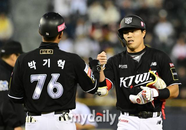 2024년 4월 6일 오후 서울 잠실야구장에서 '2024 신한 SOL Bank KBO리그' KT 위즈와 LG 트윈스의 경기가 열렸다. KT 천성호가 8회초 1사 후 2루타를 친 뒤 기뻐하고 있다./마이데일리