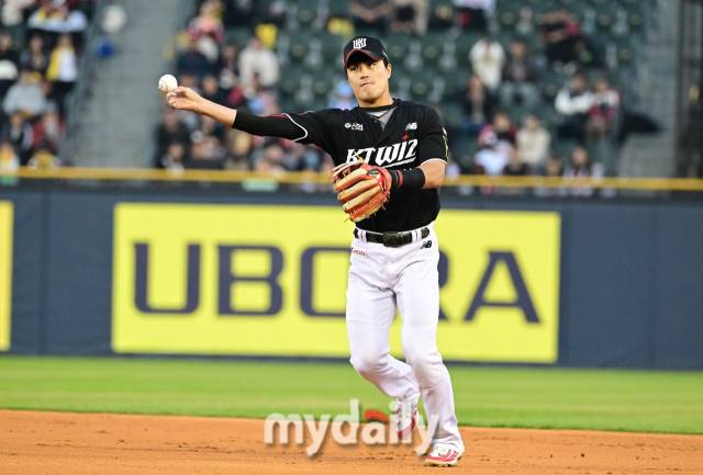 2024년 4월 6일 오후 서울 잠실야구장에서 '2024 신한 SOL Bank KBO리그' KT 위즈와 LG 트윈스의 경기가 열렸다. KT 2루수 천성호가 수비하고 있다./마이데일리