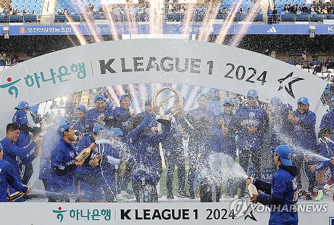 샴페인 세리머니 하는 울산 HD (울산=연합뉴스) 김용태 기자 = 23일 울산 문수축구경기장에서 하나은행 K리그1 2024 우승팀인 울산 HD 선수들이 샴페인을 터뜨리며 환호하고 있다. 2024.11.23 yongtae@yna.co.kr