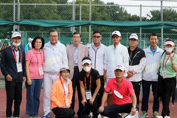 김문일 대표(뒷줄 왼쪽에서 세 번째)가 지인들과 테니스를 친 뒤 포즈를 취했다. 김문일 대표 제공.