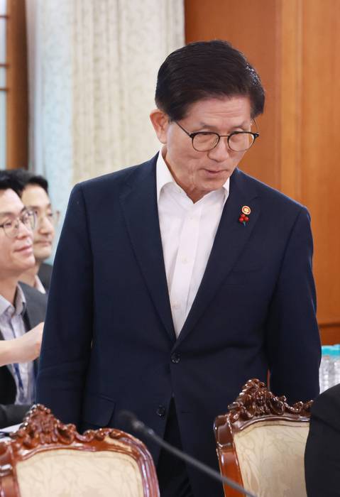 김문수 고용노동부 장관이 10일 정부서울청사에서 최상목 대통령 권한대행 부총리 겸 기획재정부 장관 주재로 열린 '주요 현안 해법회의(사회1 분야)'에 참석하고 있다. 연합뉴스.