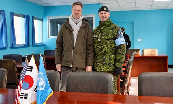 지난 8일 비무장지대(DMZ) 내 판문점을 찾은 마르틴 보스마 네덜란드 하원의장(왼쪽)이 유엔군사령부 데릭 매콜리 부사령관과 기념촬영을 하고 있다. 유엔사는 SNS를 통해 보스만 의장이 “2025년 들어 판문점을 방문한 첫 귀빈”이라고 밝혔다. 유엔사 SNS 캡처
