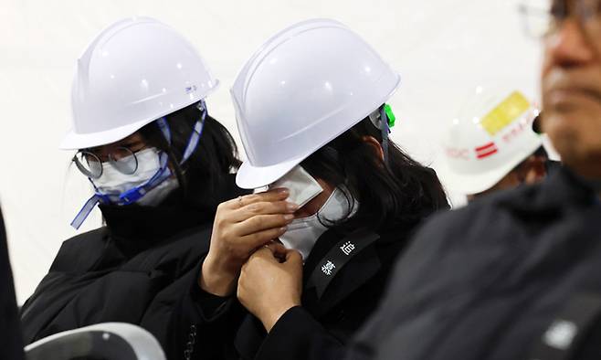 화정아이파크 붕괴사고 3주기인 11일 광주 서구 화정아이파크 공사 현장에서 열린 추모식에서 유가족들이 눈물을 흘리고 있다. 연합뉴스