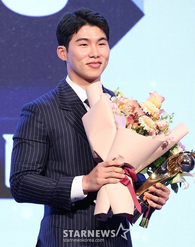 지난해 11월 26일 KBO 시상식에서 수비상을 받고 미소짓는 김혜성. /사진=김진경 대기자