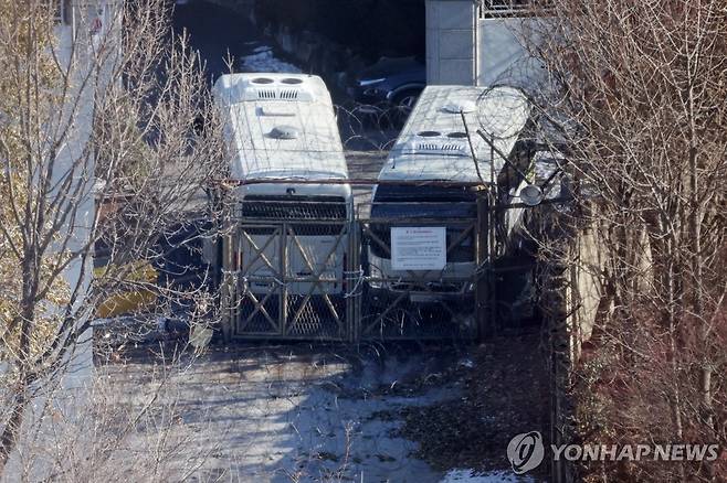 대통령 체포영장 2차 집행 초읽기 (서울=연합뉴스) 임화영 기자 = 고위공직자범죄수사처의 윤석열 대통령 체포영장 2차 집행 시도를 앞둔 가운데 10일 오후 서울 용산구 한남동 대통령 관저 쪽문에 철조망이 설치돼있다. 2025.1.10 hwayoung7@yna.co.kr