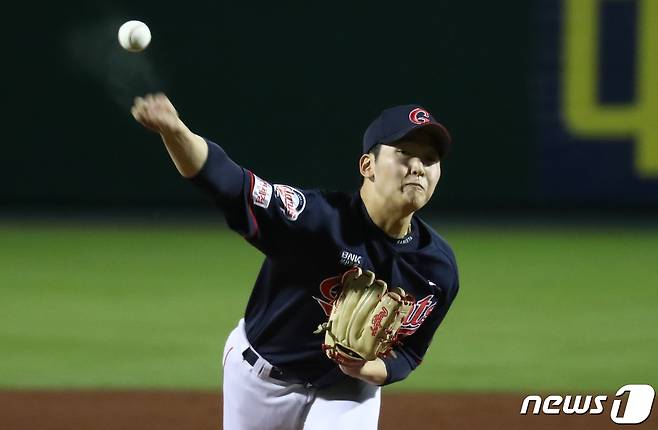 24일 오후 대전 중구 한화생명 이글스파크에서 열린 프로야구 2020 신한은행 SOL KBO 리그 롯데자이언츠와 한화이글스의 경기에서 교체 투입된 롯데 투수 최준용이 역투하고 있다. 2020.9.24/뉴스1 ⓒ News1 김기태 기자