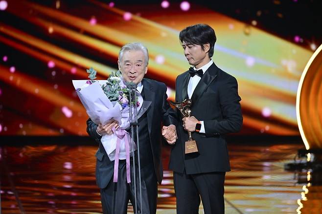 ‘2024 KBS 연기대상’을 받은 이순재(왼쪽)와 최수종. 사진 | KBS