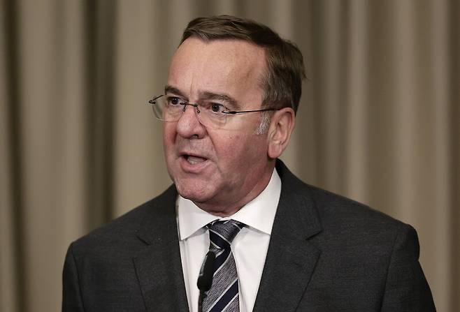 보리스 피스토리우스 독일 국방부 장관이 9일(현지시각) 독일 람슈타인 미국 공군기지에서 열린 제8차 우크라이나 국방 접촉 그룹 회의 기자회견에 참석했다. EPA/연합뉴스