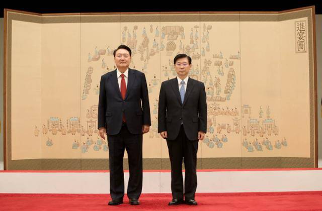 윤석열 대통령이 지난해 9월 7일 서울 용산 대통령실청사에서 박종준(오른쪽) 대통령경호처장을 임명한 후 기념촬영을 하고 있다. 왕태석 선임기자