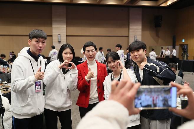 참석자들과 기념촬영한 김정수 삼양라운드스퀘어 부회장 /한국경제인협회 제공