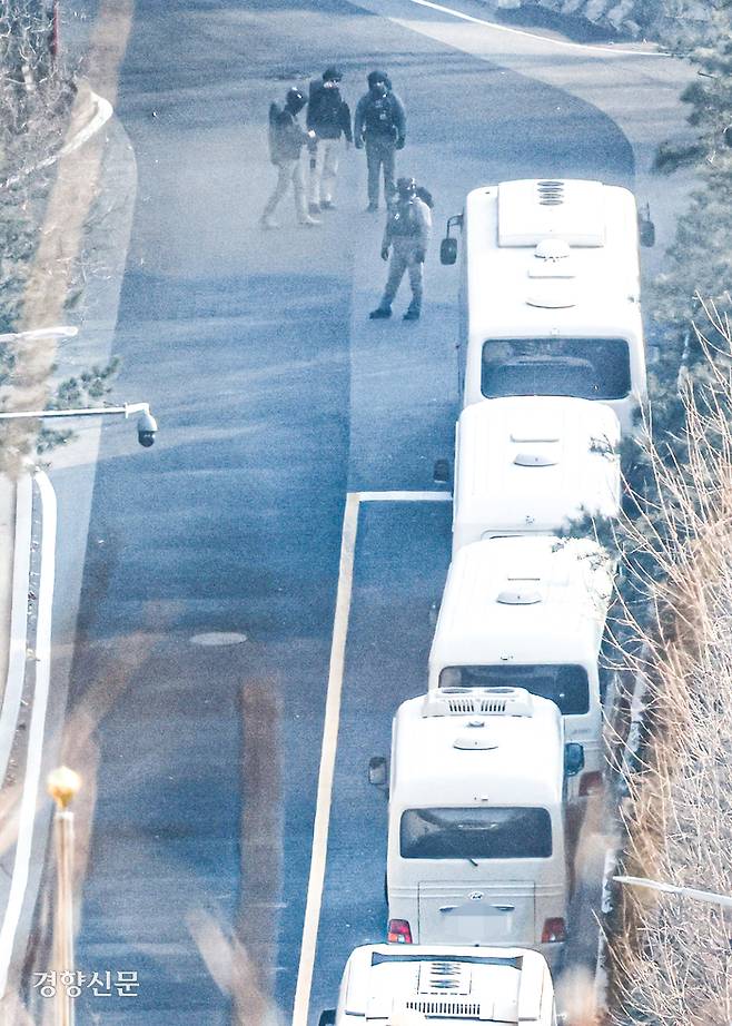 윤석열 대통령에 대한 공수처의 2차 체포영장 집행이 임박한 12일 서울 용산구 한남동 대통령 관저에서 헬멧과 전술복 등을 착용한 경호처 관계자들이 경내를 살펴보고 있다. 성동훈 기자