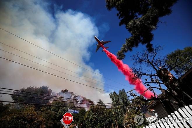 11일(현지시간) 항공기까지 투입된 진화 작전. AP연합