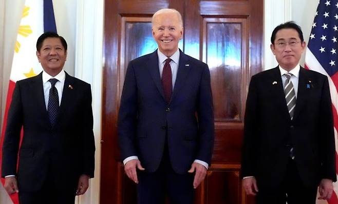 2024년 4월 미국 백악관에서 페르디난드 마르코스 주니어 필리핀 대통령(왼쪽부터), 조 바이든 미국 대통령, 기시다 후미오 당시 일본 총리가 3국 정상회의에 앞서 기념촬영을 하고 있다. 세 나라가 정상회의를 가진 것은 이것이 처음이다. AP연합뉴스