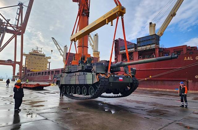 폴란드 그디니아 항구에 도착한 K2 전차 하역 모습. 사진제공=현대로템