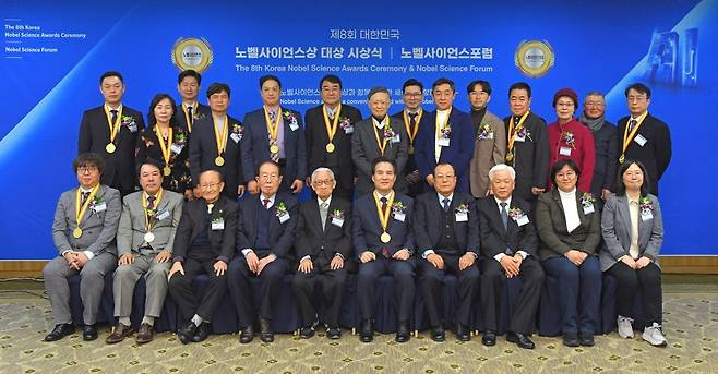 대한민국 노벨사이언스상 대상 시상식에서 하나님의 교회 총회장 김주철 목사(앞줄 왼쪽에서 여섯째)와 함께 수상자들이 함께 기념촬영을하는 모습.