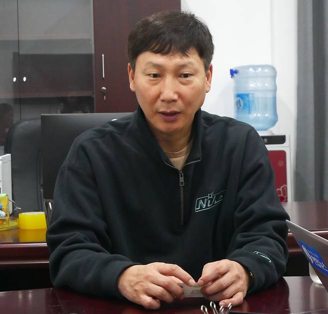 김상식 베트남 축구 국가대표팀 감독 (하노이=연합뉴스) 김상식 베트남 축구 국가대표팀 감독이 11일(현지시간) 베트남 하노이 베트남축구협회 사무실에서 연합뉴스 기자와 만나 얘기하고 있다. 2025.01.12
