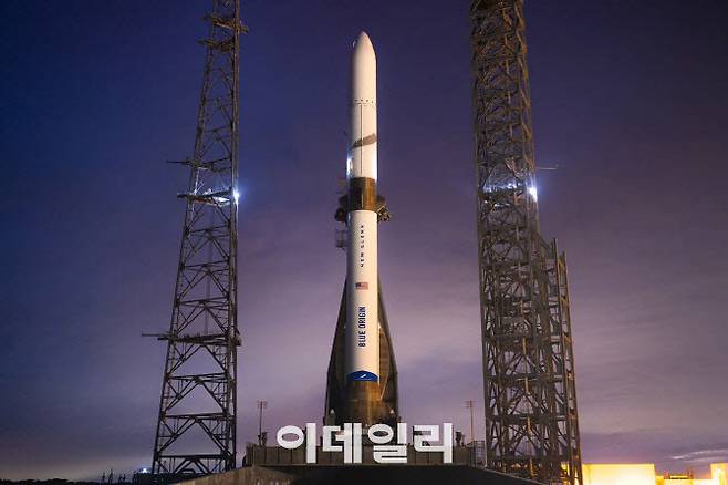 미국 플로리다주 케이프 커내버럴 우주군 기지 발사장에서 대기 중인 블루오리진의 첫 재사용 발사체 ‘뉴 글렌’.(사진=블루오리진)
