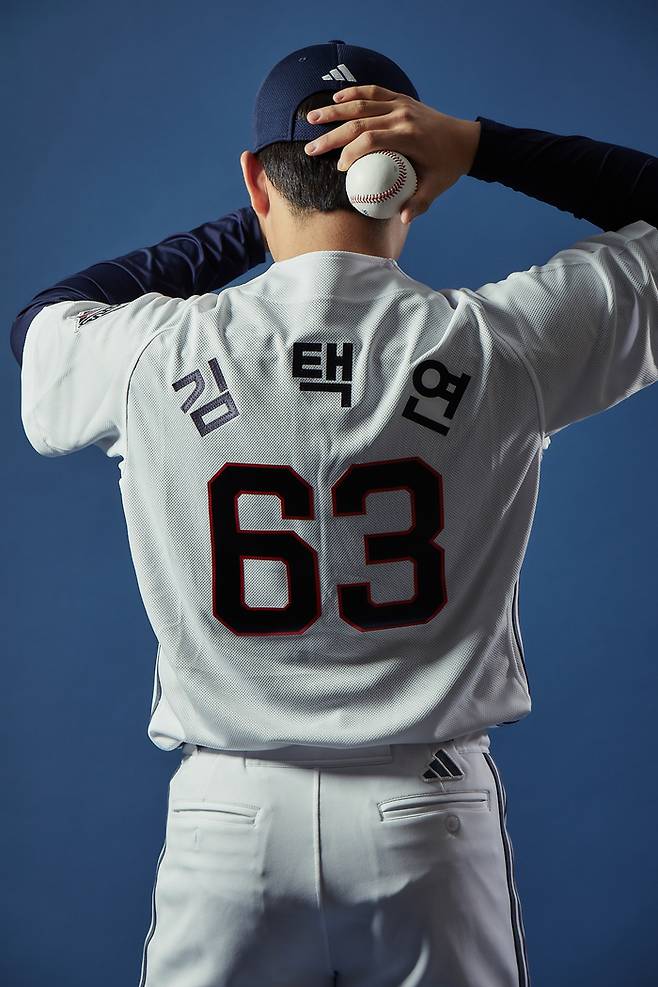 두산 김택연이 입은 새 유니폼 뒷모습. 사진 | 두산 베어스