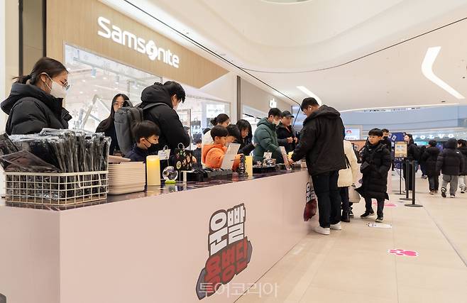 스타필드 수원이 새해맞이 이색 팝업으로 행운과 복을 기원하는 '럭키 스트리트(Lucky Street)'를 기획, 즐겁고 유쾌한 경험으로 새해를 시작할 수 있도록 다양한 콘텐츠를 19일까지 선보인다.