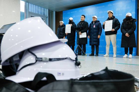 김정현 반공청년단 단장과 단원들이 지난 9일 서울 여의도 국회 소통관에서 반공청년단 출범 기자회견을 한 뒤 취재진 질의에 답하고 있다. 뉴스1