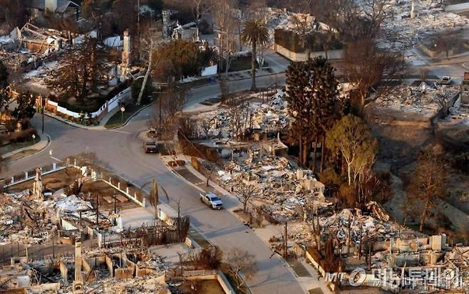 (퍼시픽 팰리세이즈 AFP=뉴스1) 우동명 기자 = 9일(현지시간) 팰리세이즈 산불이 휩쓸고 간 캘리포니아 로스앤젤레스 인근의 퍼시픽 팰리세이즈에서 불에 탄 주택들의 모습이 보인다. 2025.01.10 ⓒ AFP=뉴스1 Copyright (C) 뉴스1. All rights reserved. 무단 전재 및 재배포, AI학습 이용 금지. /사진=(퍼시픽 팰리세이즈 AFP=뉴스1) 우동명 기자