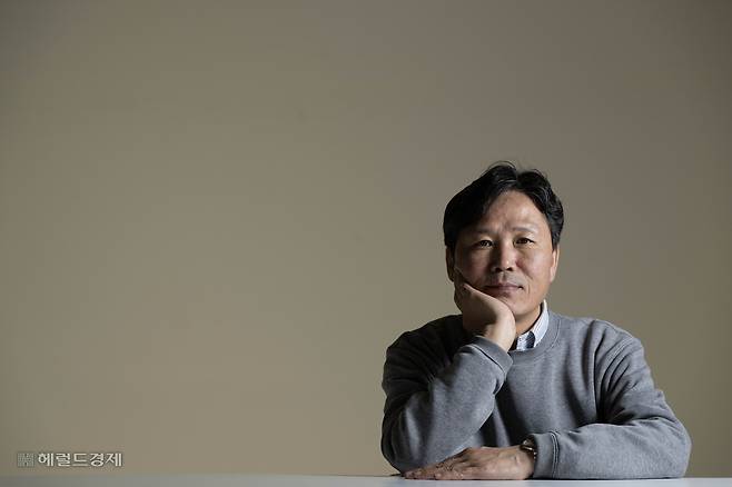 조민호 아동권리연대 대표가 서울 용산구 헤럴드스퀘어에서 헤럴드경제와 인터뷰에 앞서 포즈를 취하고 있다. 임세준 기자