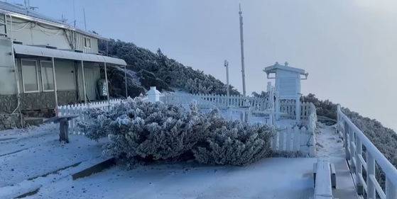 눈이 수북히 쌓인 대만 위산(玉山) 전망대. (사진=SNS 캡처) *재판매 및 DB 금지