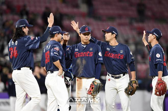 롯데 자이언츠 선수들이 하이파이브를 나누고 있다. 사진 | 박진업 기자 upandup@sportsseoul.com