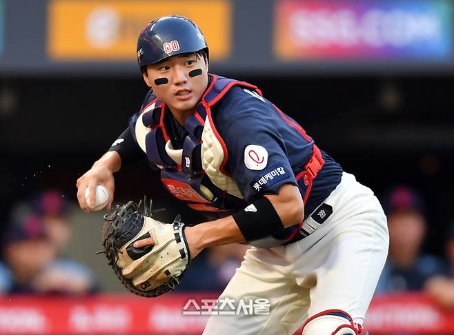 롯데 포수 손성빈이 타구를 잡아 1루로 송구하고 있다. 사진 | 스포츠서울 DB