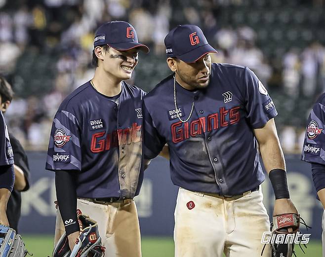 롯데 빅터 레이예스가 윤동희와 미소를 짓고 있다. 사진 | 롯데 자이언츠