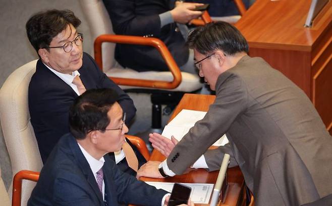 권성동 국민의힘 당 대표 권한대행 겸 원내대표가 26일 국회 본회의에서 김대식 의원과 대화하고 있다. 연합뉴스