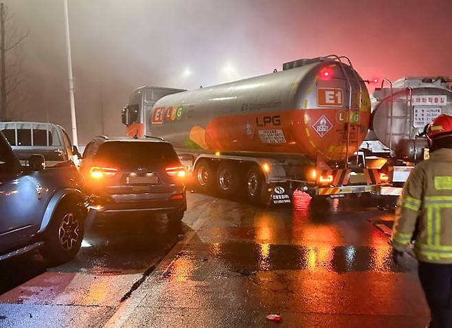 14일 오전 5시 15분쯤 경기 고양시 일산서구 자유로 구산IC 파주 방향 인근에서 발생한 차량 44대 연쇄 추돌 사고로 트럭과 버스, 승용차 등이 뒤엉켜 있다. /연합뉴스