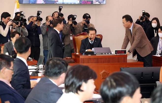 정청래 국회 법사위원장, 유상범 국민의힘 간사, 박범계 더불어민주당 간사가 13일 국회에서 윤석열 정부의 내란-외환 행위의 진상규명을 위한 특별검사 임명 등에 관한 법률안을 안건으로 열린 법제사법위원회 전체회의에서 토론 종결 관련 대화를 하고 있다. ⓒ뉴시스