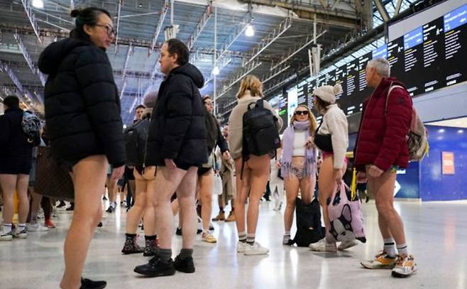 ‘노 트라우저 튜브 라이드’가 열린 12일(현지시간) 영국 런던 워털루역에 행사에 참가하는 시민들이 바지를 입지 않은 채 모여 있다. 연합뉴스