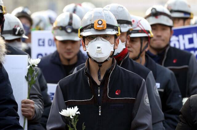 오는 2036년까지 28기의 석탄화력발전소가 폐쇄될 예정인 가운데, 당장 올해부터 태안 1호기를 시작으로 실직자가 발생할 우려가 커지고 있다. 사진은 2021년 화력발전소 비정규직 노동자 고 김용균씨를 추모하는 서부발전 직원들의 모습. 태안/박종식 기자