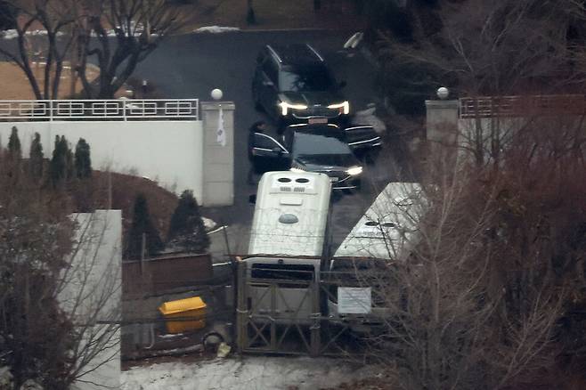 고위공직자범죄수사처의 내란죄 피의자 윤석열 대통령 2차 체포 영장 집행이 임박한 가운데 14일 오후 서울 용산구 대통령 관저 철문에서 관계자가 차량에 타고 있다. 김영원 기자 forever@hani.co.kr