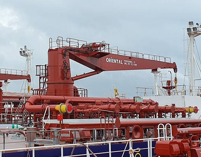 호스핸드링 크레인(LNG 호스와 오일호스 운반용). 오리엔탈정공 제공