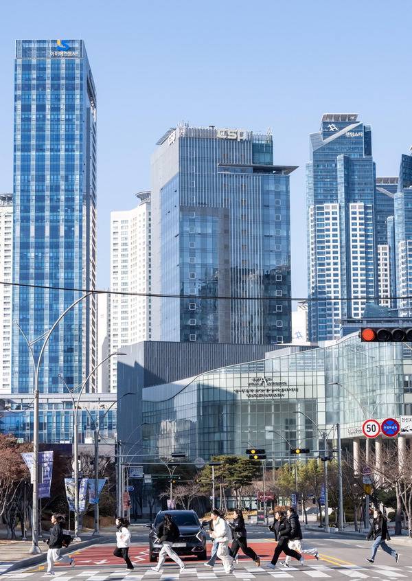 부산 해운대구 센텀시티 내 고층 빌딩들이 즐비하다. 이 지역에 태풍 같은 강한 바람이 불면 강도가 내륙보다 몇배나 센 빌딩풍 현상이 생긴다. 국제신문 DB