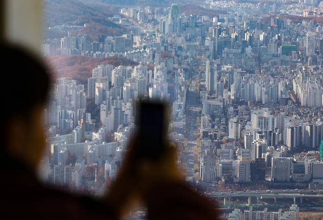 서울 송파구 잠실진주아파트 재건축(단지명 '잠실 래미안 아이파크') 조합이 588억원의 공사비 인상을 결정하며 조합원들의 추가 분담금도 늘어나게 됐다. 사진은 지난해 12월 서울 송파구 롯데월드타워 서울 스카이에서 본 아파트 밀집 지역. /사진=뉴시스