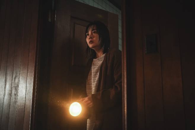 배우 김민하는 앞서 애플TV+ 시리즈 '파친코'에서 1945년 일본 오사카에서 두 아이를 키우는 엄마 선자 역을 맡아 열연을 펼쳤다. 그는 선자 역을 맡을 때도 일기장을 만들어 선자만의 감정을 담아낸 바 있다. 월트디즈니 컴퍼니 코리아 제공