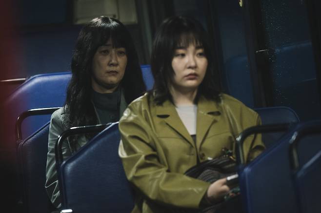 김민하는 극 중 샤워하는 도중 위에서 머리카락이 떨어지는 장면에 대해 "무서워서 진짜로 겁에 질렸다"고 떠올렸다. 공포심을 드러내는 역할은 이번 작품에서 처음 해봤다고 한다. 사진은 좌측부터 배우 김선화, 김민하. 월트디즈니 컴퍼니 코리아